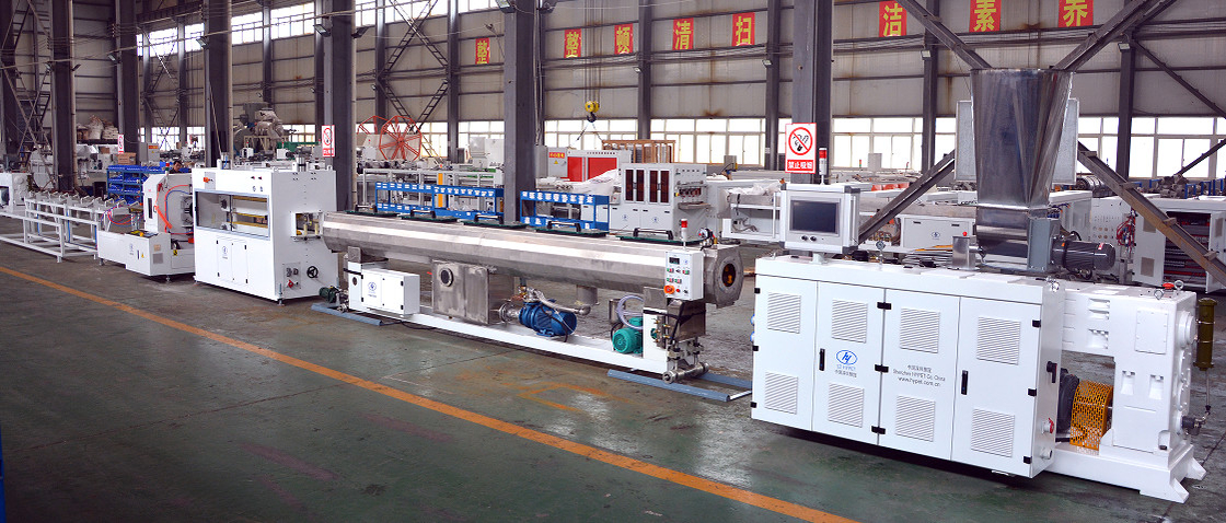 Hohe Leistung längere Lebensdauer niedrigerer Verbrauch 32-110mm Doppel- und Einzelstation PVC-Rohrmachmaschine Produktionslinie