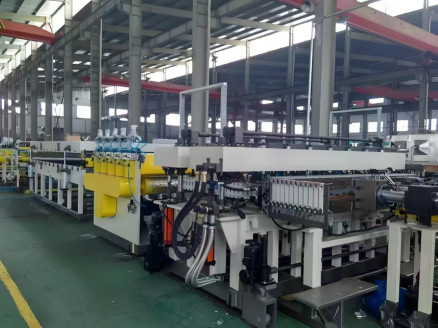 1400 / 1800mm PP Hohlgitterplattenmaschine PP Kunststoffverarbeitung Hohlplatten Extrusionslinie