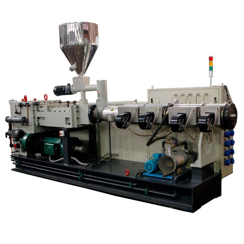 Große Ertrag-Doppelschneckenextruder-Maschine für Plastikverarbeitungs160kw PS130/28 gab 1100kg/H aus